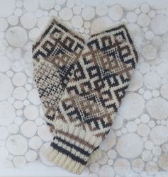 womens wool scandinavian mittens handmade are very warm with a pattern brown