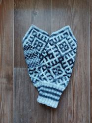 womens wool scandinavian mittens handmade are very warm with a pattern grey