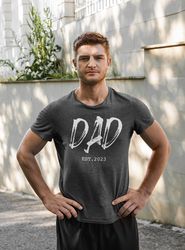 dad est shirt dad est 2023 t shirt gift for new dad dad to be shirt fathers day shirt custom dad shirt pregnancy announc