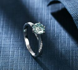 lase design green moissanite engagement ring 1ct w/ claw prongs round 925 silver