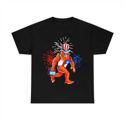 bigfoot holding beer happy independence day t-shirt