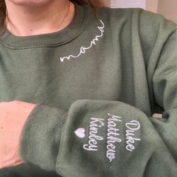 custom embroidered mama sweatshirt with kids name on sleeve, personalized mom sweatshirt, minimalist momma sweater, chri