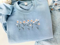 daisy embroidered sweatshirt, flower sweatshirt, gift for herbestfriend, floral crewneck, cute embroidered shirt, embroi