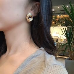 2023 pearl earrings female new studs simple elegant retro temperament light luxury ear accessories