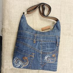 denim hobo bag with pockets and an adjustable strap, a crossbody or shoulder bag, light and comfortable, an excellent