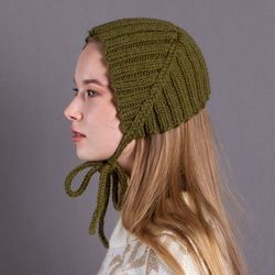 adult bonnet with ties. merino wool, cashmere. pistachio color