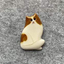 ceramic cat. pin. brooch.