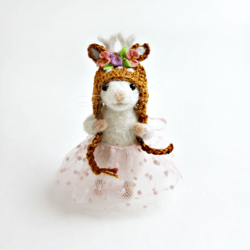 needle felted mouse in a crochet fawn hat