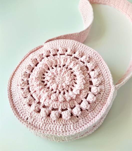 round crochet bag.jpg