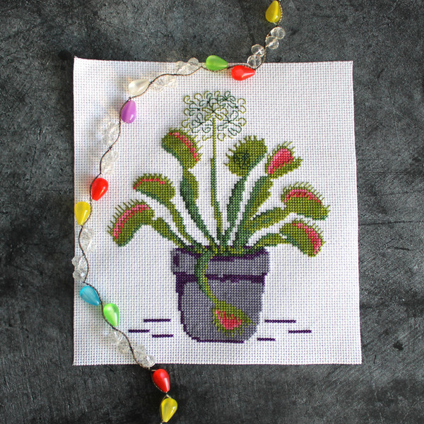 Cross stitch pattern Venus flytrap (1).png