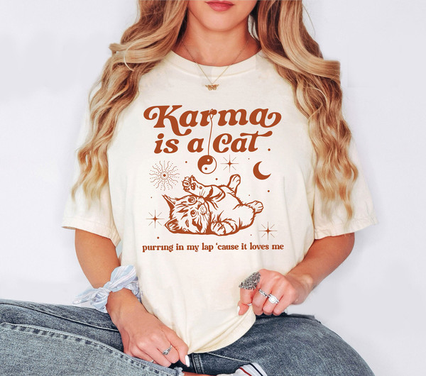 Karma Is A Cat Shirt, Me And Karma Vibe Like That Shirt, Lyric Merch, Midnights Album Inspired Tee, Concert Shirt, Minimal Shirt, Women Tees.jpg