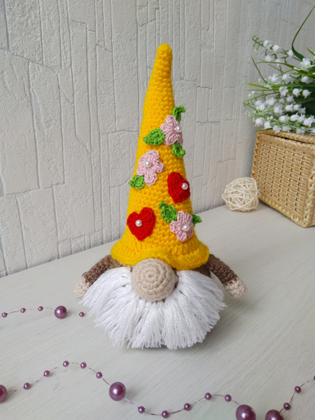 easy_crochet_christmas_gnome_pattern.jpeg