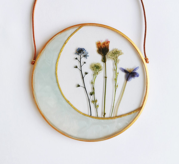 Framed pressed flower in resin hanging frame pressed flower decor –  MushroomsOnTheMoon