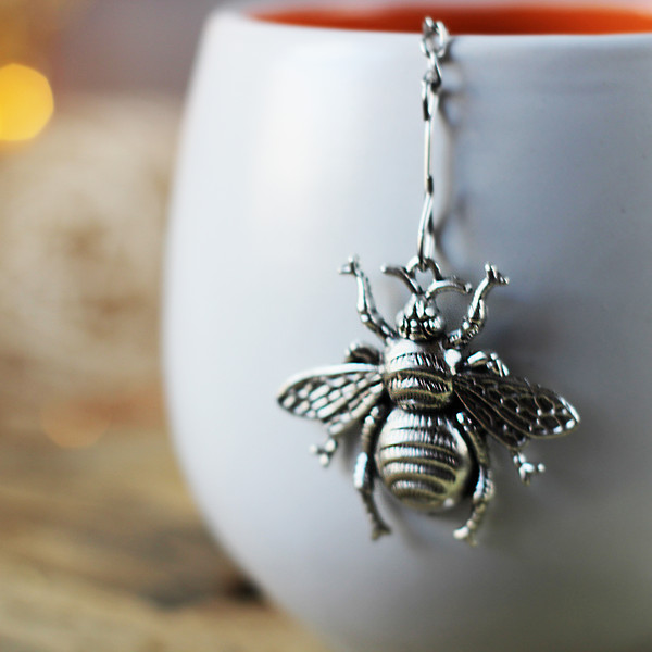 bee-tea-strainer