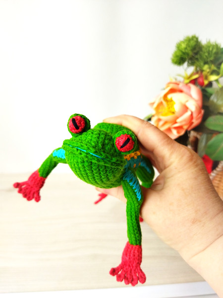 Green tree frog amigurumi. Stuffed toad. Frog figurine croch