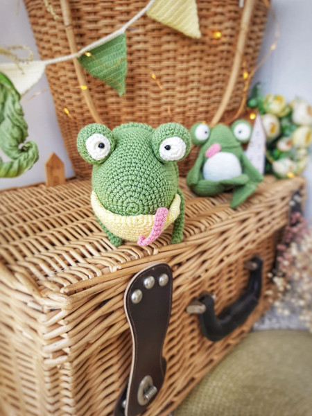 Stuffed green lizard plush toy for friend gift.jpg