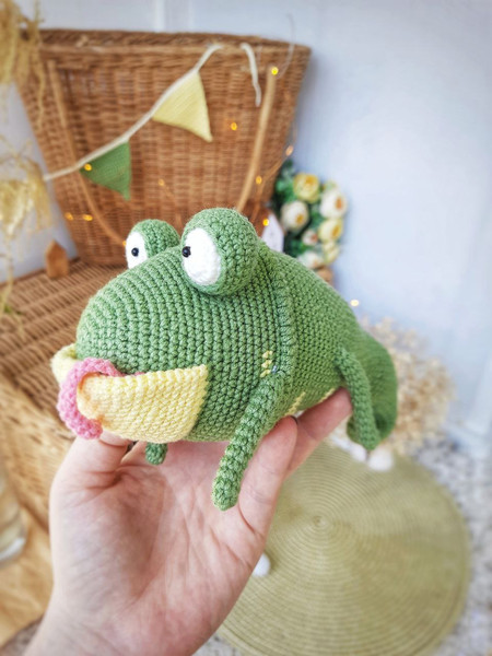 Stuffed green lizard plush toy for friend gift.jpg