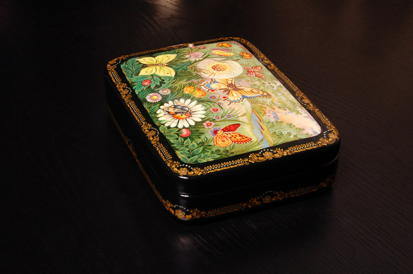 Decorative box with nature