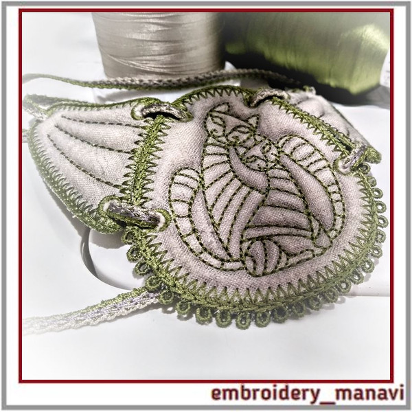 In-the-hoop-machine-embroidery-design-necklace-Enamored-cats