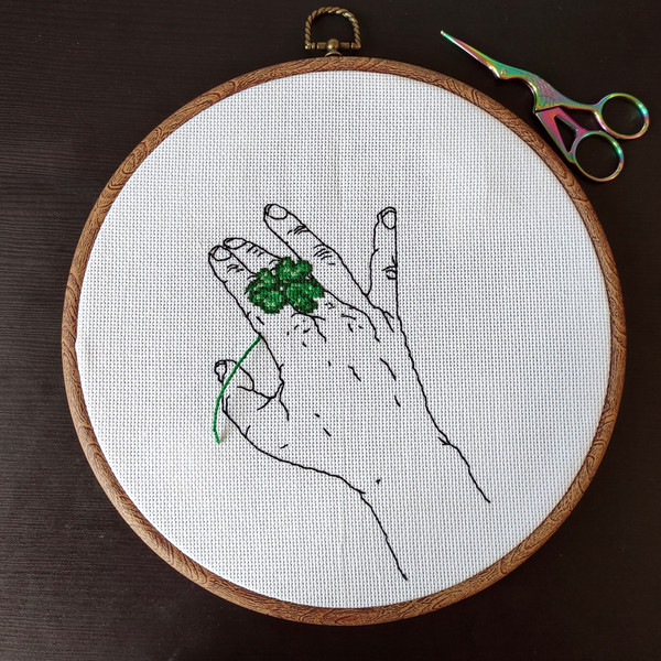 hand with clover cross stitch pattern PDF by Smasterilli.JPG