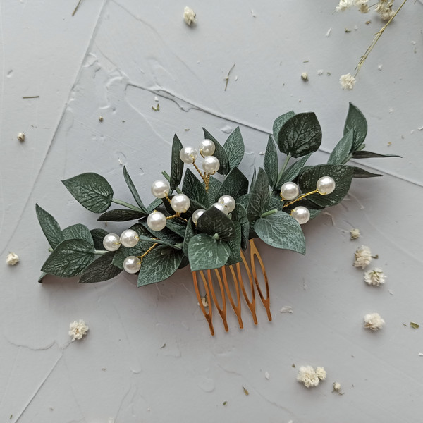 Eucalyptus-pearl-hair-comb-Wedding-greenery-hairpiece-Bridal-hair-piece-Dark-green-headpiece-Rustic-wedding-hairstyle