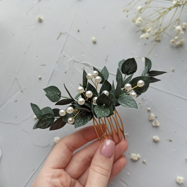 Eucalyptus-pearl-hair-comb-Wedding-greenery-hairpiece-Bridal-hair-piece-Dark-green-headpiece-Rustic-wedding-hairstyle