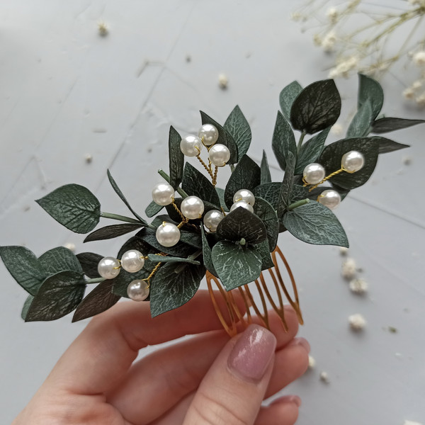 Eucalyptus-pearl-hair-comb-Wedding-greenery-hairpiece-Bridal-hair-piece-Dark-green-headpiece-Rustic-wedding-hairstyle