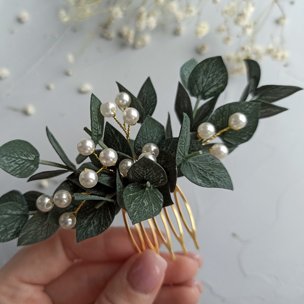 Eucalyptus-pearl-hair-comb-Wedding-greenery-hairpiece-Bridal-hair-piece-Dark-green-headpiece-Rustic-wedding-hairstyle