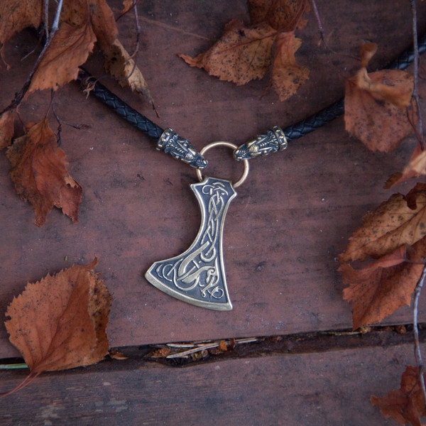 dragon-axe-necklace