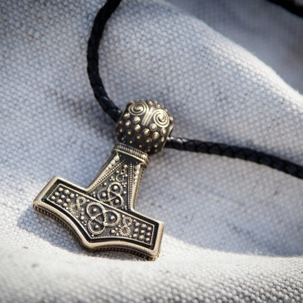 thor-hammer-necklace