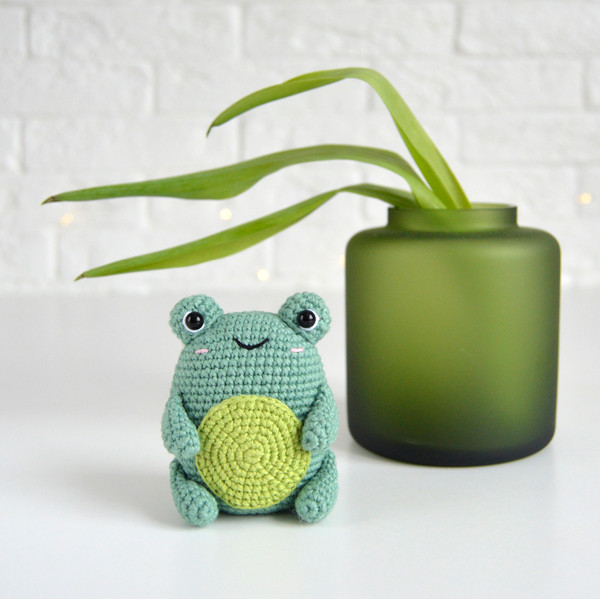 Hello kitty in a frog costume: Crochet pattern