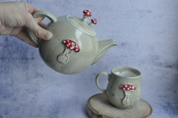 Frog on mushroom teapot 735ml, handmade ceramic kettle 25oz