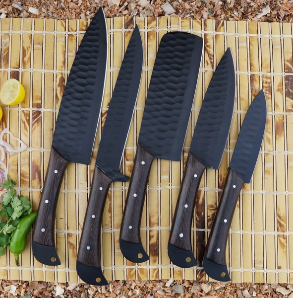 https://www.inspireuplift.com/resizer/?image=https://cdn.inspireuplift.com/uploads/images/seller_products/1662544359_5PCCustomHandmadeHandForgedBlackCoatedCarbonSteelChefSetKitchenKnives.jpeg&width=600&height=600&quality=90&format=auto&fit=pad