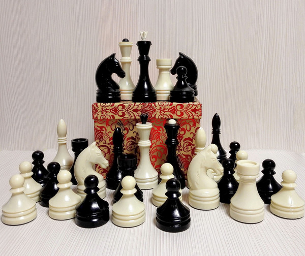 antique-carbolite-chess.jpg