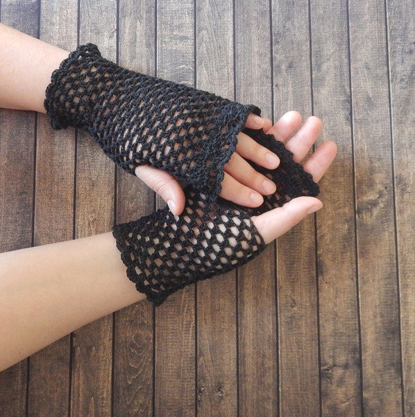 black-fingerless-gloves.jpg