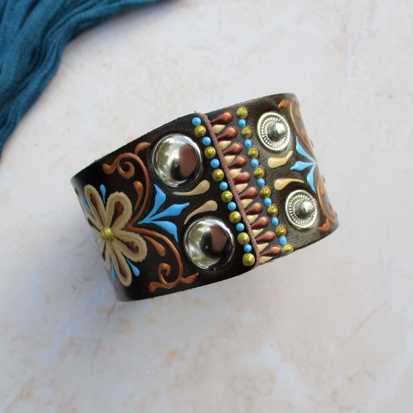 painted-button-bracelet.JPG