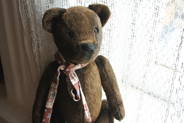 Retro-style-toy-bear-old-plush