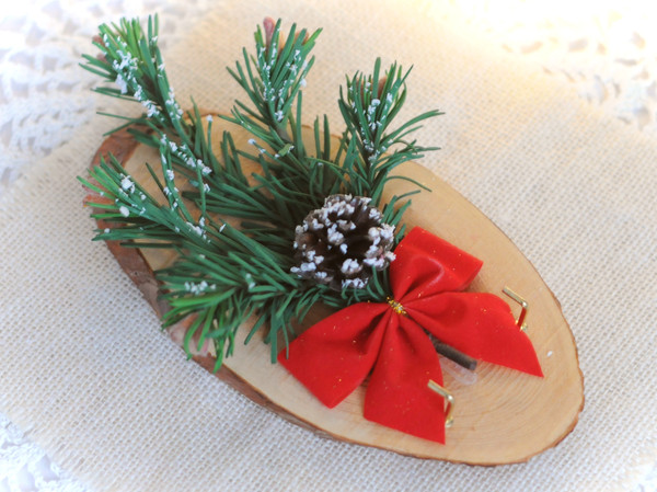 Wooden key rack with Christmas ornament  (5).jpg