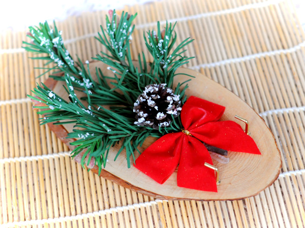 Wooden key rack with Christmas ornament .jpg