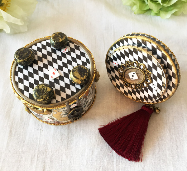 Gold round wooden handmade jewelry box Alice in Wonderland (7).JPG