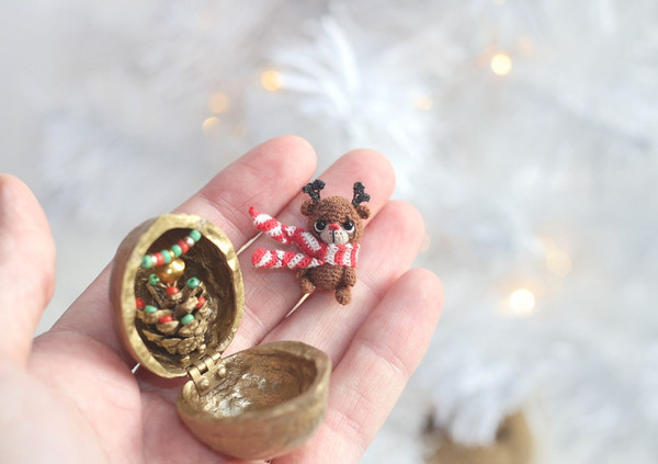 miniature-christmas-deer-in-surprize-box