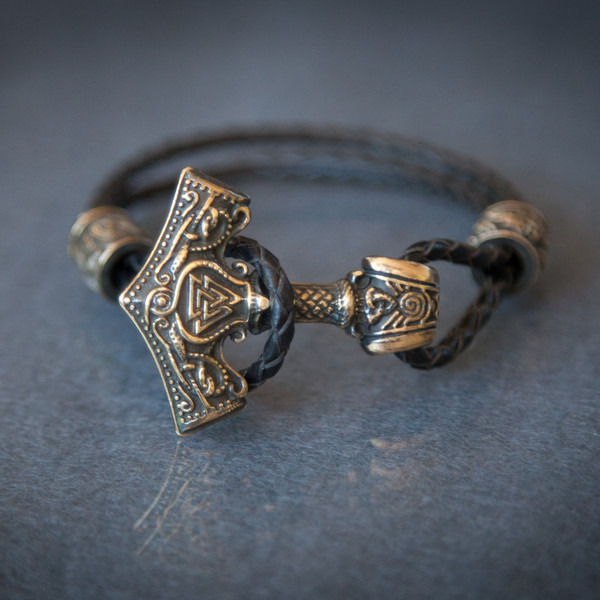 thor-hammer-bracelet