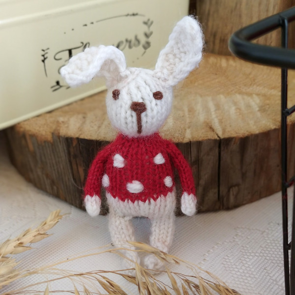 Bunny knitting pattern by Ola Oslopova