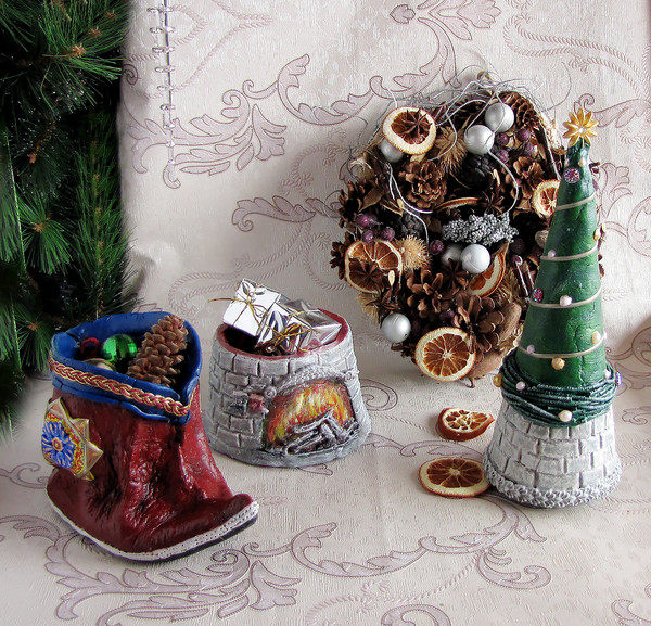 Trinkets box shaped like a Christmas Tree. A wonderful addition to your Christmas decor! (4).JPG