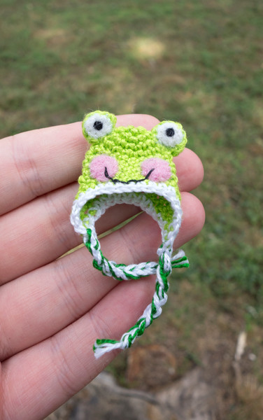 doll-hat-frog