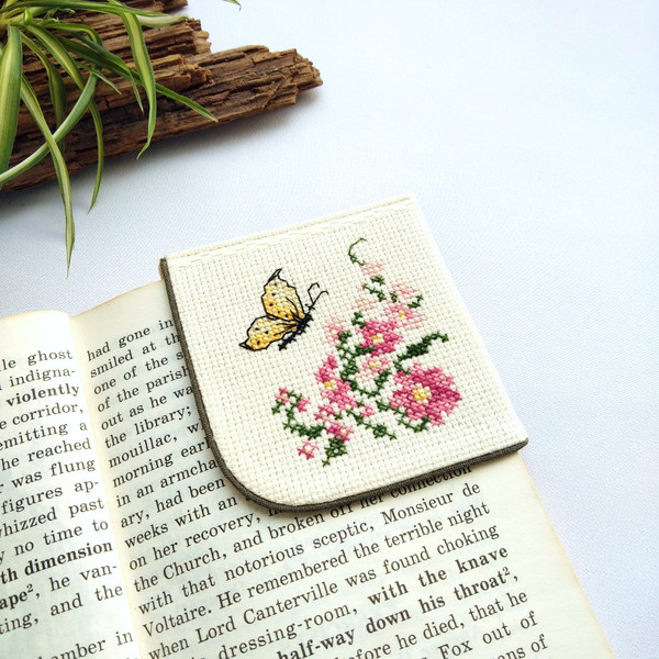 Bookmark-corner-butterfly-red-flowers-personalized-gift.jpg