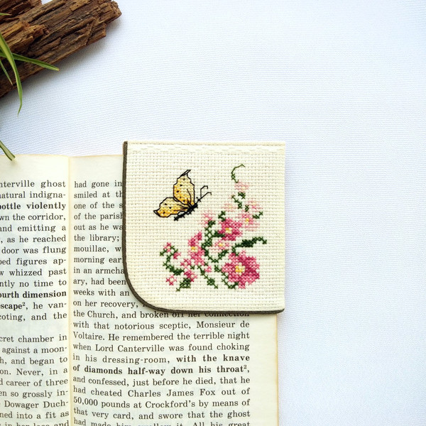 Bookmark-corner-yellow-butterfly-flowers-personalized-gift.jpg