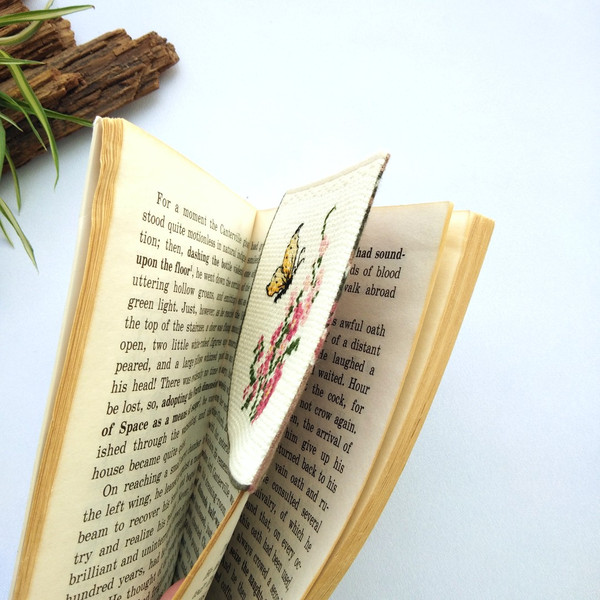 Bookmark-corner-butterfly-flowers-personalized-gift-front-side.jpg