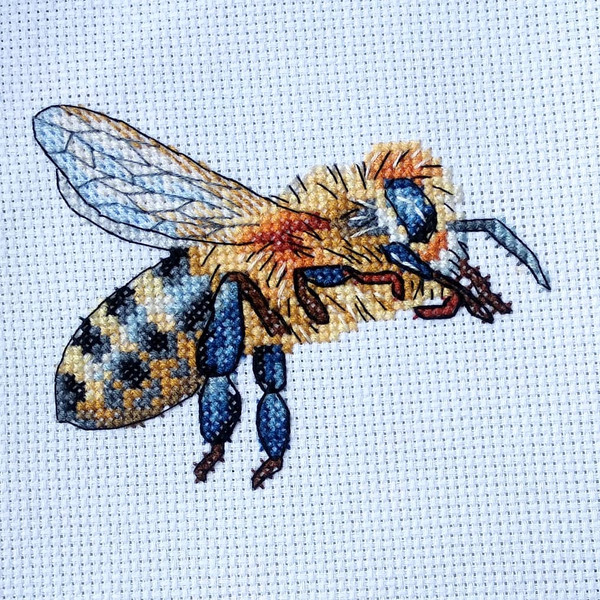 realistic bee.JPG