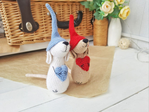 two mini mouses toys in hat with hearts